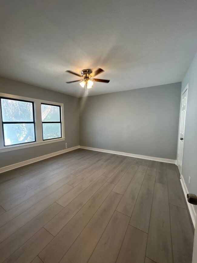 Building Photo - 314 W Clarendon Dr