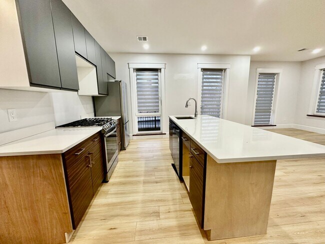 Foto del edificio - Luxurious 5-bed/4 bath Fort Hill apartment near Near BU and Northeastern - great location!