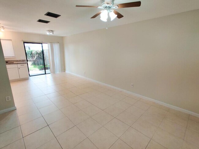 Foto del edificio - 517 E Warren Ave.