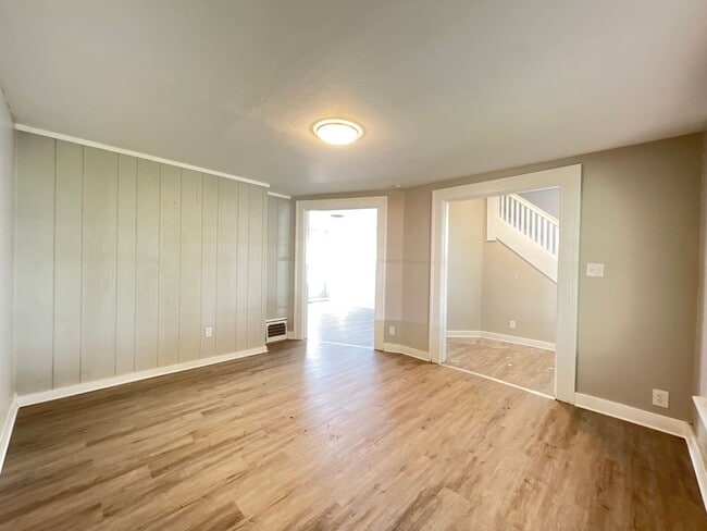 Building Photo - Highland Home