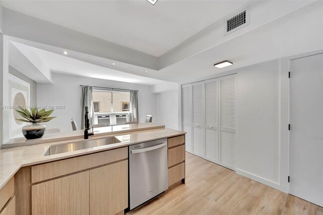 Kitchen - 1000 SW 104th Ct