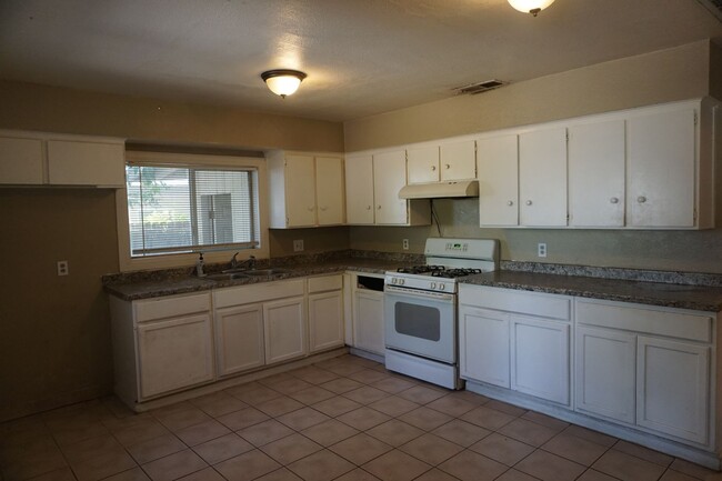 Building Photo - Spacious Home in Southwest Bakersfield