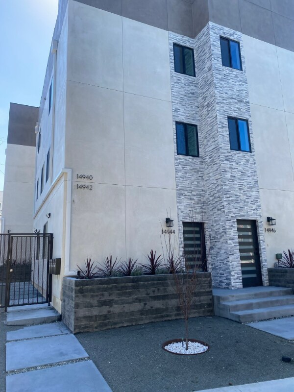 Building Photo - 14944 Moorpark St
