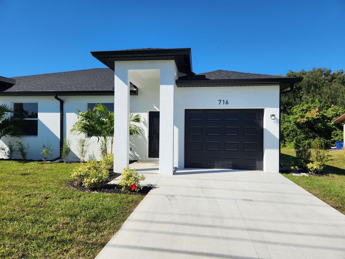 Foto principal - 716-718 Gilbert Ave S