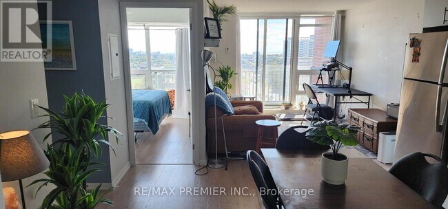 Photo du bâtiment - 830 Lawrence Ave W