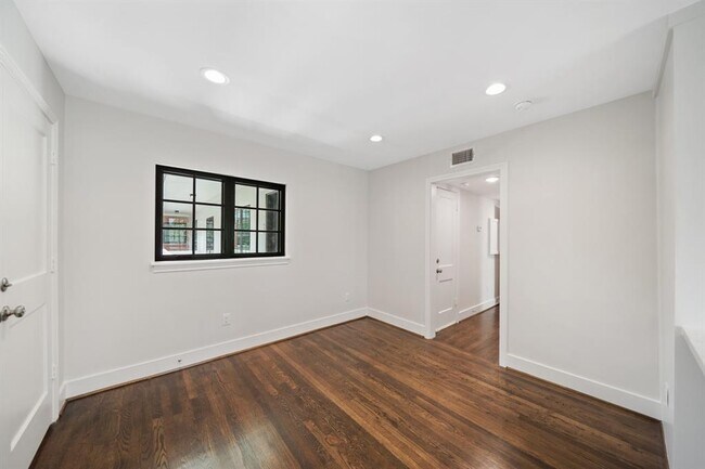 Building Photo - 520 Lovett Blvd