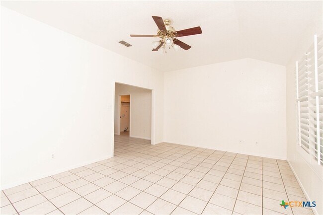 Foto del edificio - 11 Basswood Ct