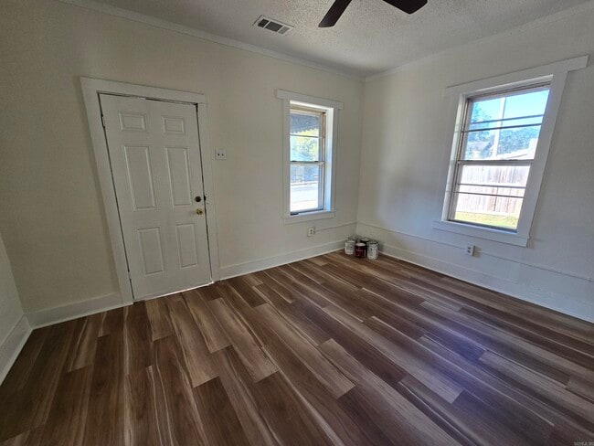 Building Photo - 709 W 44th St