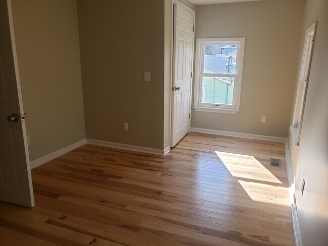 Foto del edificio - 130 N Pearl Ave