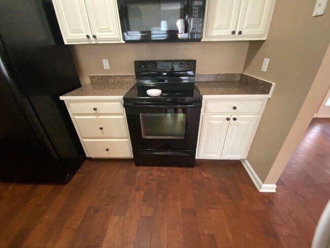 Foto del edificio - Gorgeous 3BD/2B Home with Two Car Garage