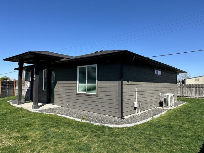 Foto del edificio - A Bright & Contemporary Home in Pasco