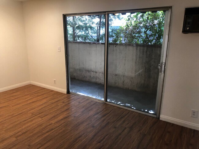 Foto del edificio - 5233 Riverton Ave