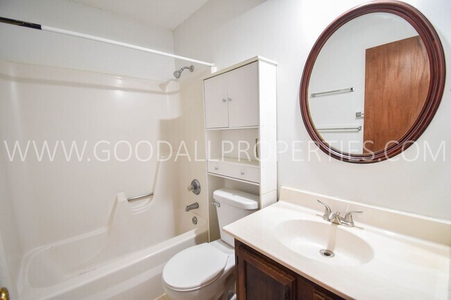 Foto del edificio - 2 Bedroom Duplex with Basement