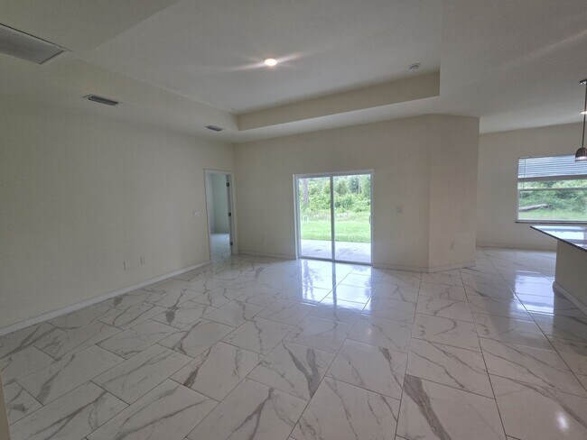 Building Photo - Large 4 Bed 3 Bath with 2 Car Garage-LEHIG...