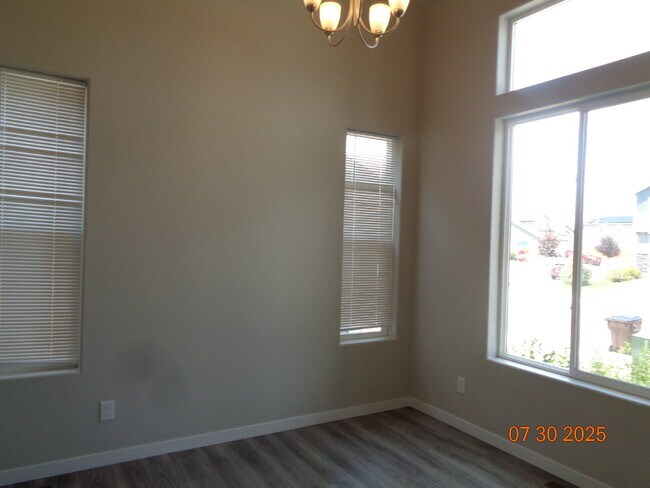 Building Photo - Great neighborhood! with open space and wa...