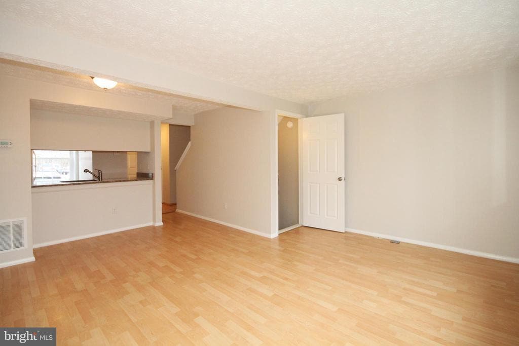 Foto principal - 8032 Grandview Ct