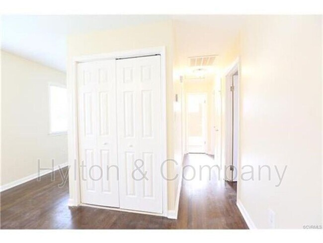 Building Photo - 220 W 31st St