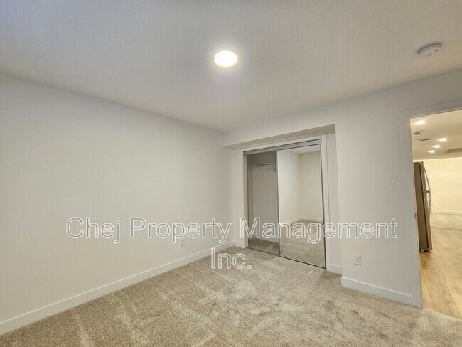 Photo du bâtiment - 6353 King Wynd SW