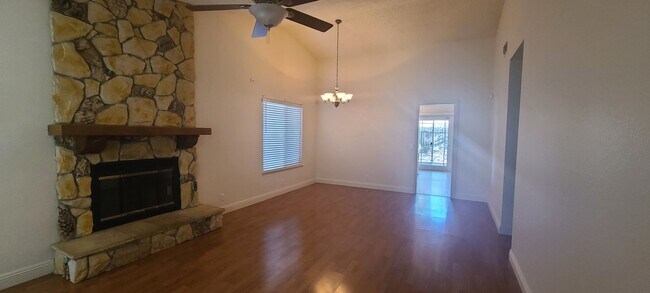 Building Photo - 3 Bedroom 2 Bathroom Home in Elk Grove