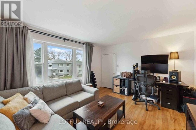 Building Photo - 2427 Ave du Chasseur