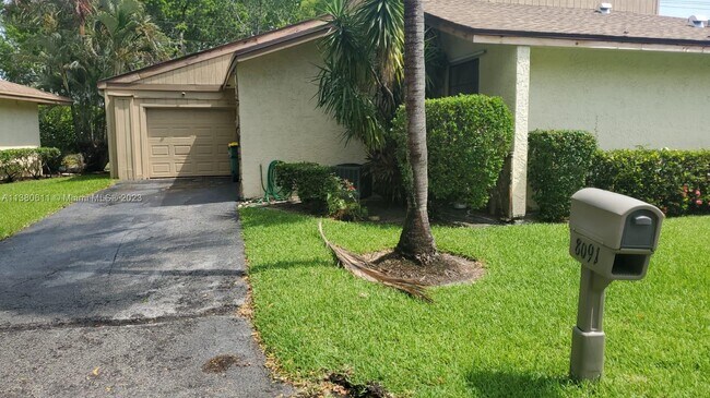 Building Photo - 8091 Royal Palm Cir