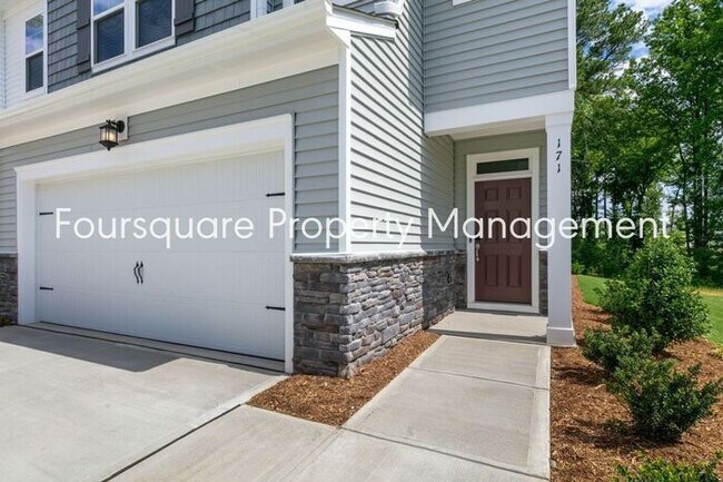 Foto del edificio - Coming Soon; July 27, 2026 : End unit ToSpacious End-Unit Townhome with 2nd Floor Loft, Screened-...