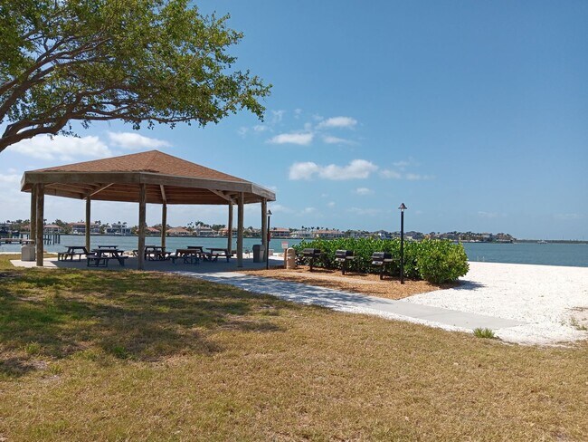 Foto del edificio - Stunning views, great amenities for 55+ re...