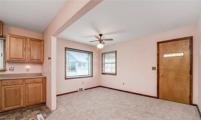 Building Photo - Welcome to this charming 3-bedroom, 1.5-ba...