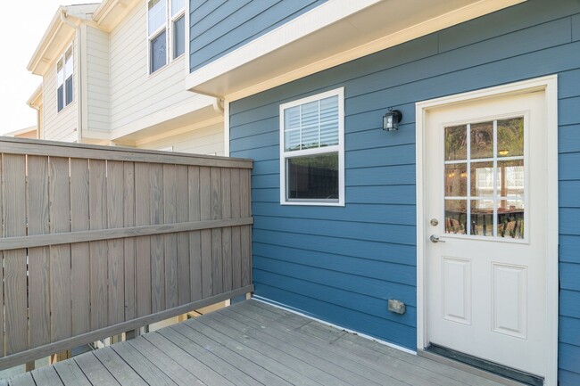 Building Photo - Spacious 3 Bed / 3.5 Bath Townhome Near Ra...
