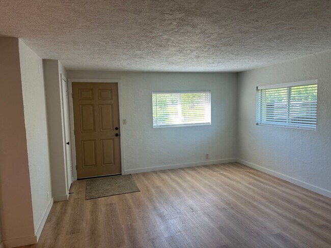 Building Photo - Updated 2 bedroom 2 bath house with a deta...