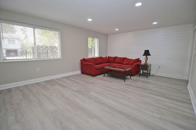 Foto del edificio - Spacious Student Home in Melrose Heights –...
