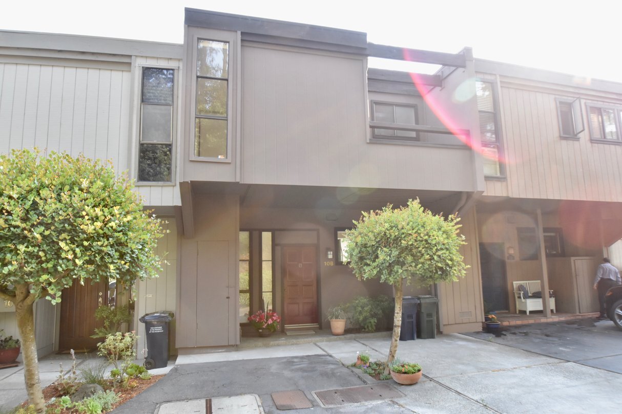 Primary Photo - Upgraded Townhouse With Water Views!