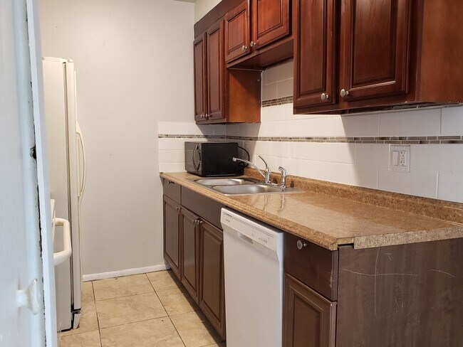 Foto del edificio - 2 BR / 2 BA Condo with Attached Garage and...