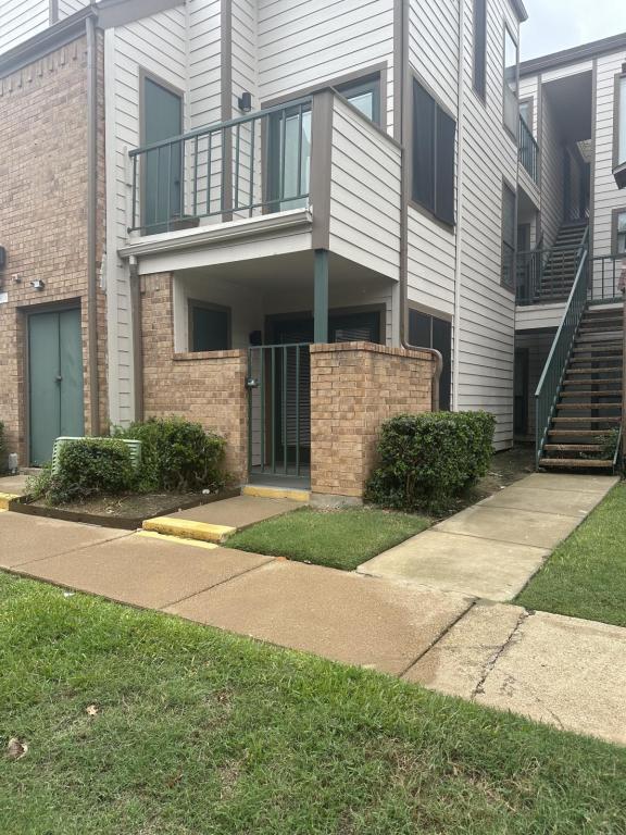 Building Photo - 2300 Balsam Dr