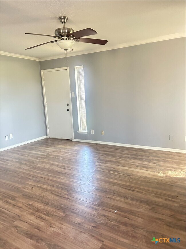 Building Photo - 1051 Country Club Dr