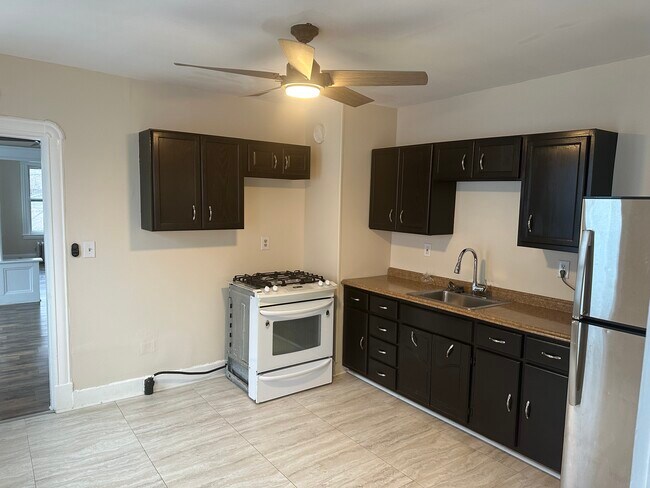 Cocina con estufa y refrigerador - 66 Rochelle St