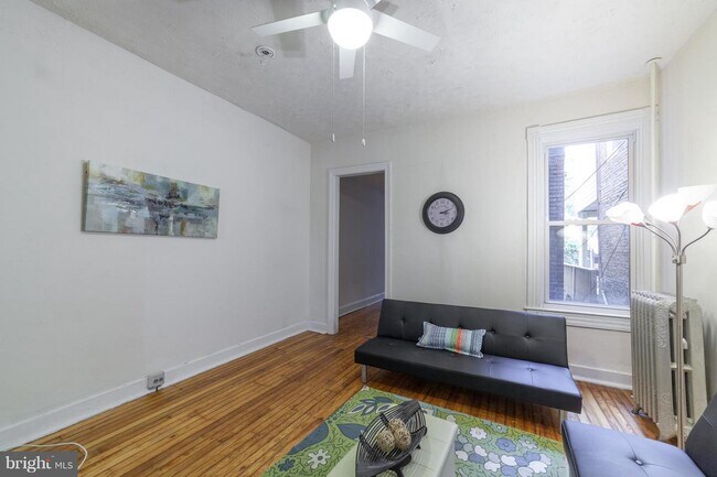 Building Photo - 832 W 37th St