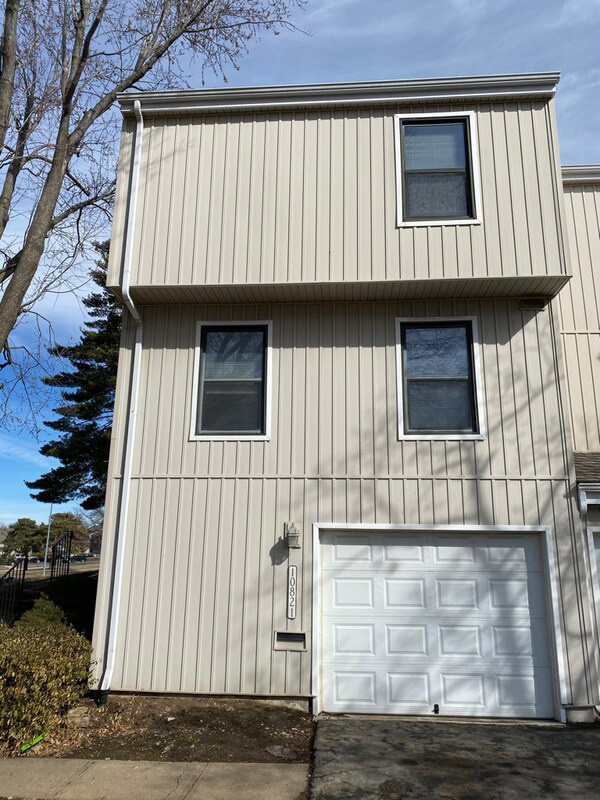Building Photo - 10821 Woodward St
