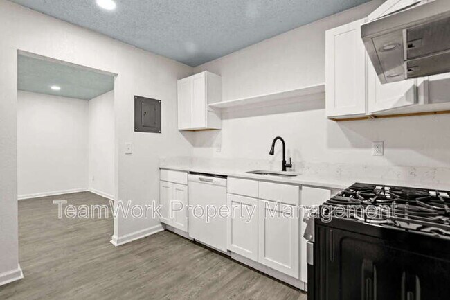 Building Photo - 3027 Azalea Dr