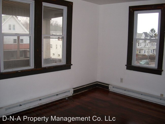 Building Photo - 438 W Broad St