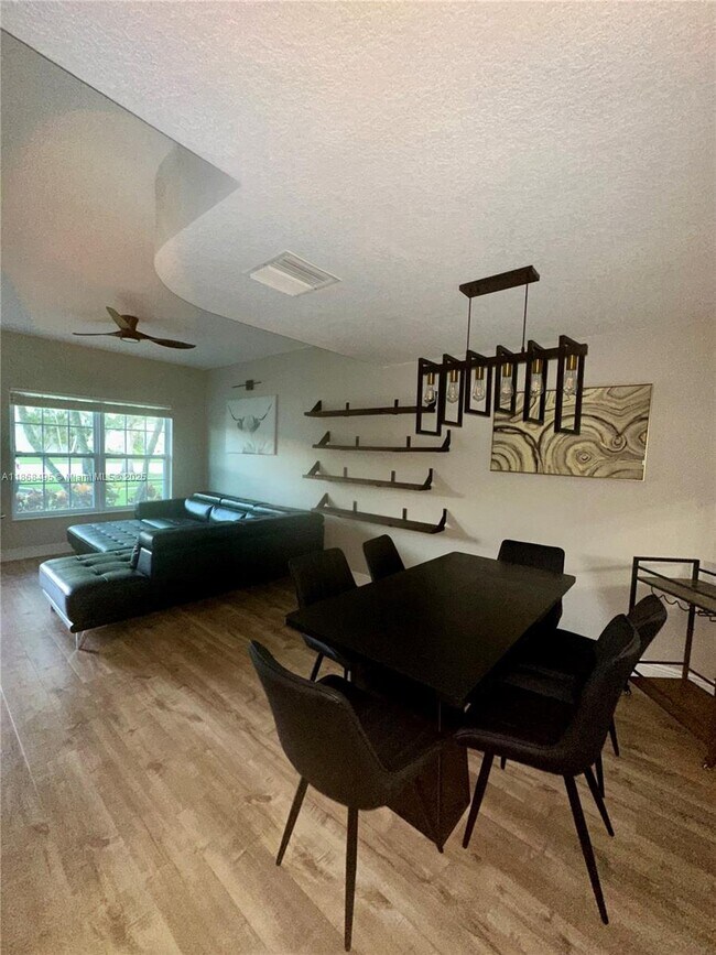 Building Photo - 7821 Sanibel Dr
