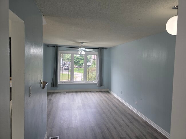 Building Photo - 679 Frobisher Crt