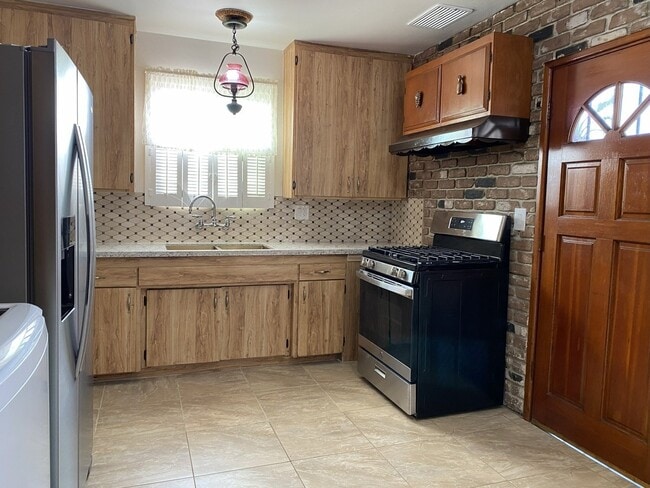 Foto del edificio - 7810 Wilkinson Ave