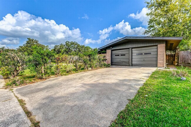 Foto del edificio - 5519 Burlinghall Dr