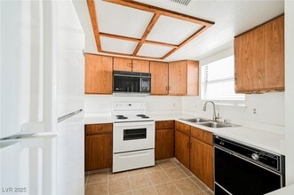 Building Photo - 3823 S Maryland Pkwy