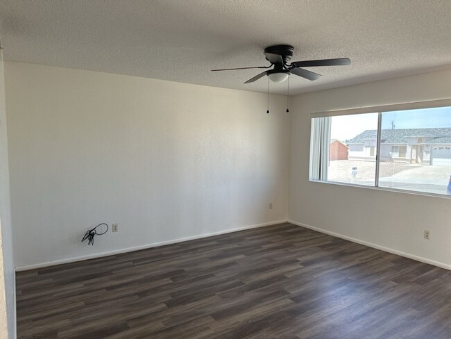 Building Photo - Unfurnished Full Time