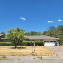 Building Photo - 615 Arleta Ln