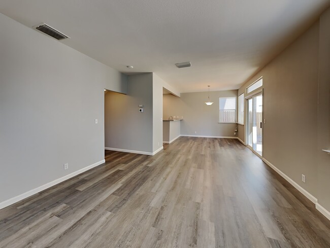 Building Photo - 596 Edenderry Dr