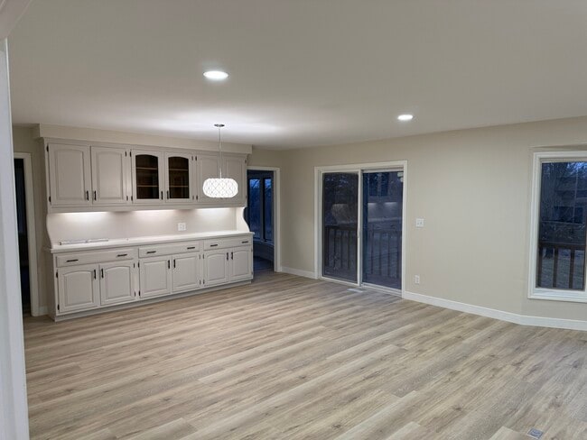 Building Photo - 5500 Vagabond Ln N