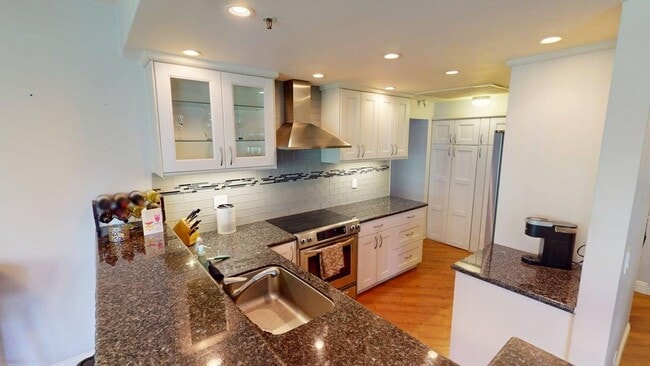 Building Photo - Upgraded 2bd/2Ba Mariana District Condo - ...
